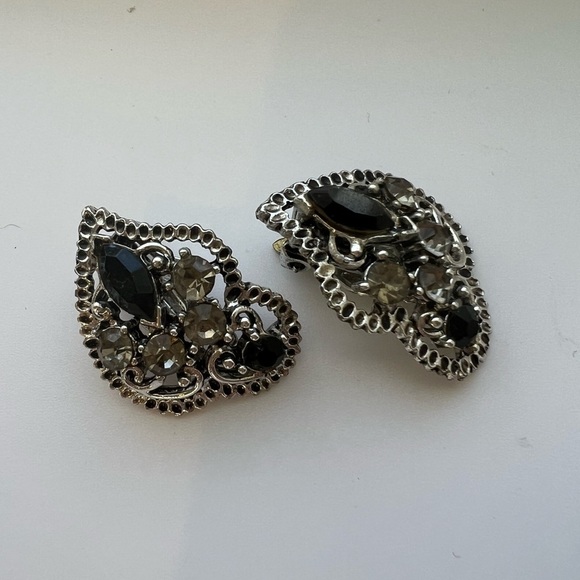 VINTAGE Faux Onyx and‎ Rhinestone Filigree Clip Earrings - Picture 7 of 9